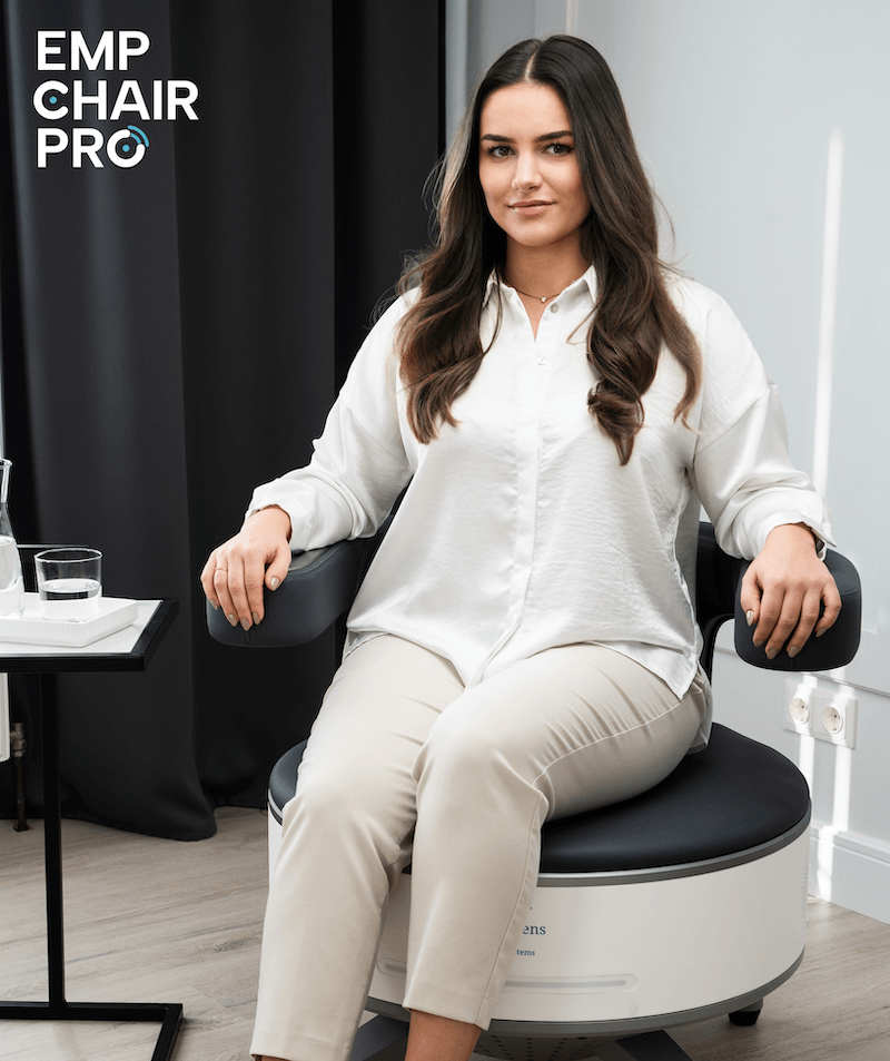 Junge Frau auf dem EMP Chair Pro