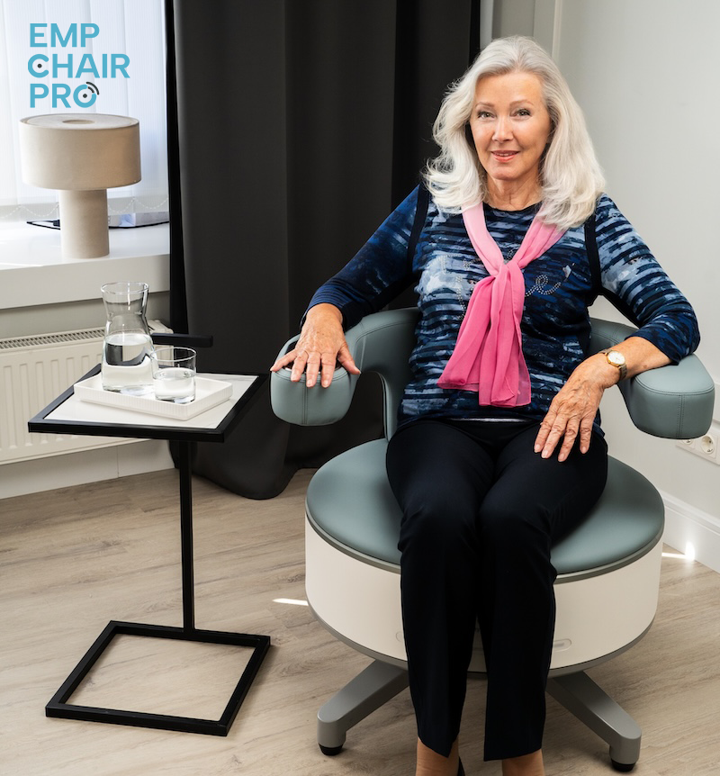 Seniorin auf dem EMP Chair Pro