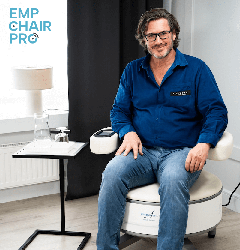 Mann auf dem EMP Chair Pro