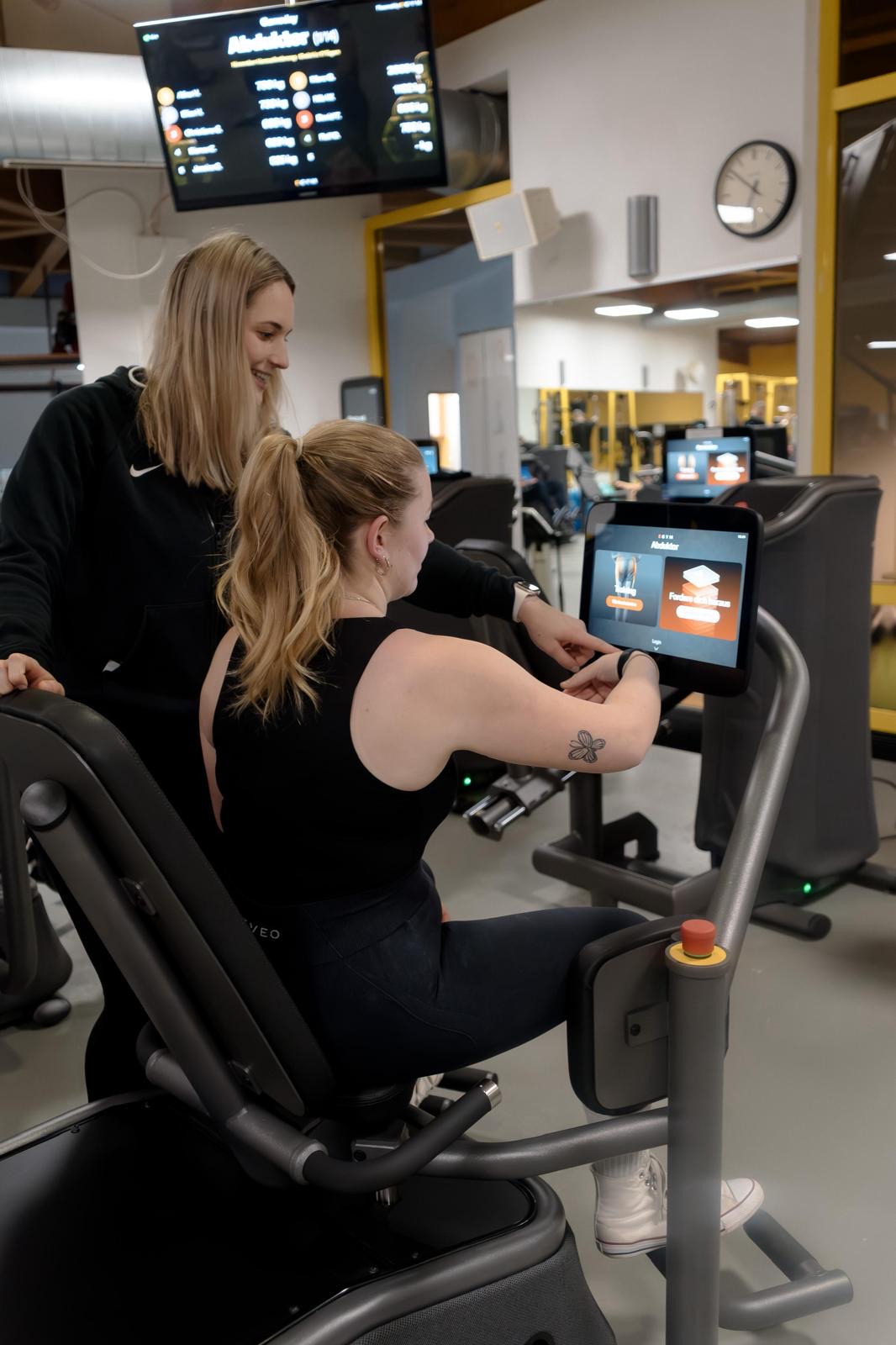 Trainerin bei der Geräteeinweisung – FusionFitness Ulmen, Studio nahe Cochem